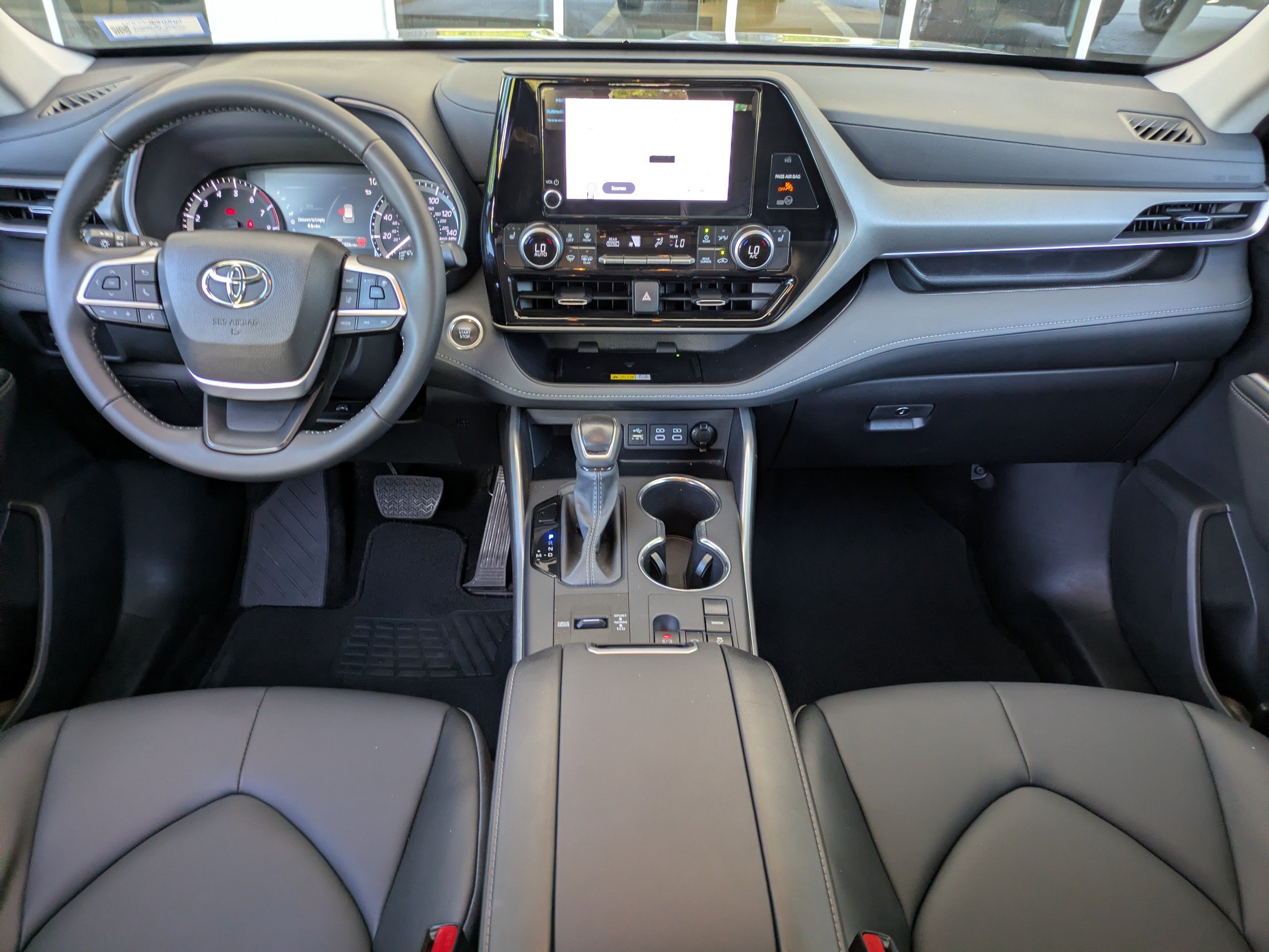 Used 2025 Toyota Highlander XLE FWD image 17
