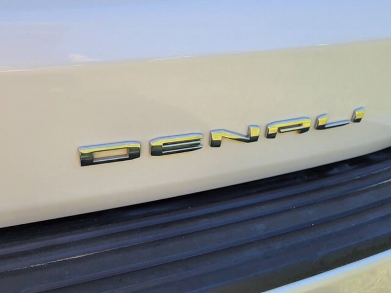 Used 2023 GMC Yukon Denali w/ Denali Reserve Package image 14