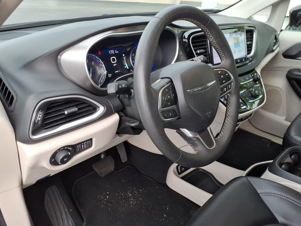 Used 2024 Chrysler Pacifica Touring-L FWD image 19