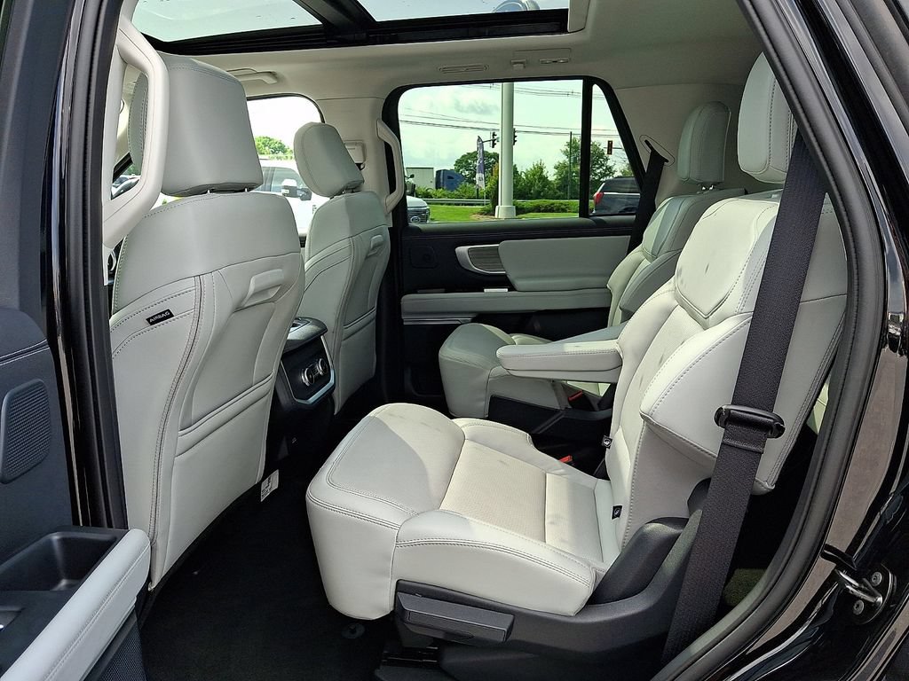 Certified 2025 Ford Expedition Platinum w/ Driver's Package AWD/4WD image 10