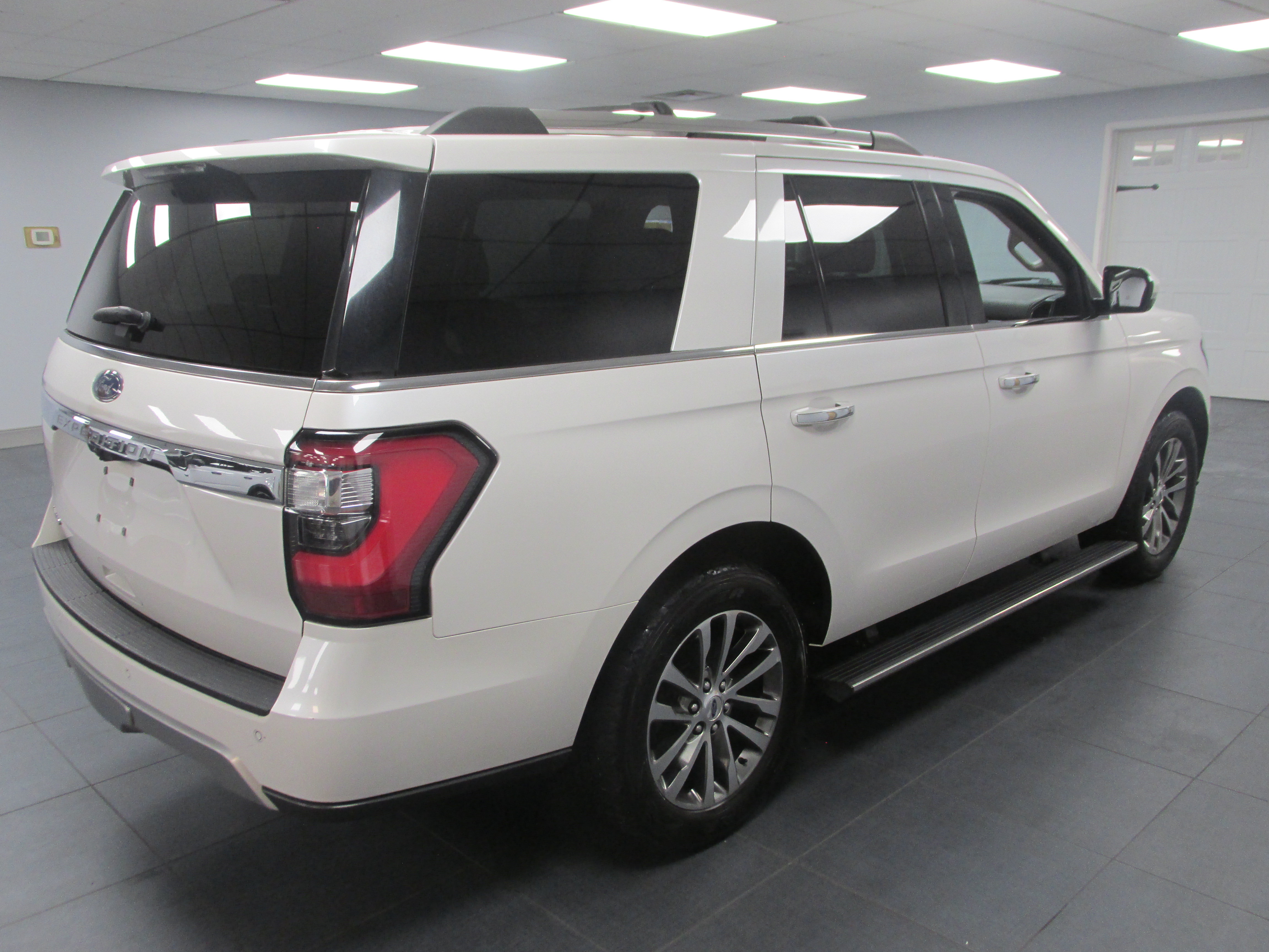 Certified 2018 Ford Expedition Limited w/ Equipment Group 301A AWD/4WD image 4