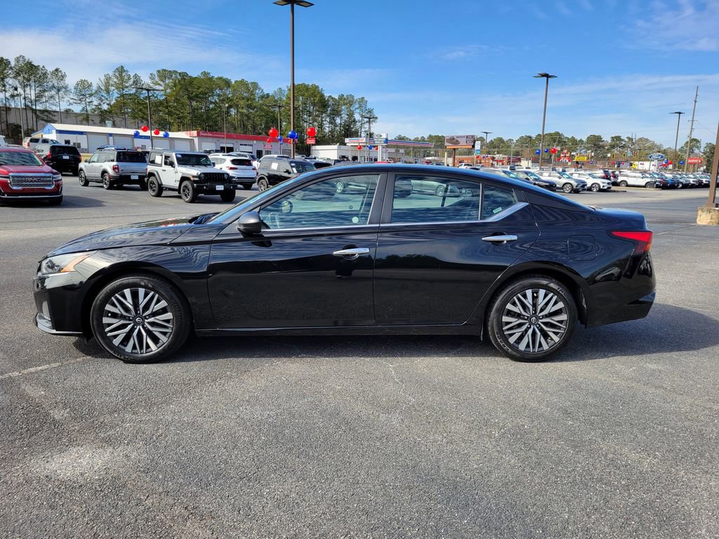 Used 2024 Nissan Altima 2.5 SV image 2