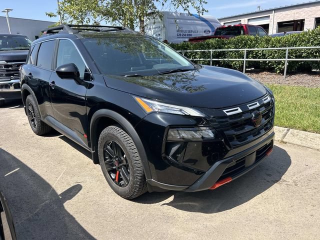 Used 2025 Nissan Rogue SV AWD/4WD image 2