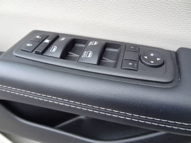 Used 2023 Chrysler Pacifica Touring-L FWD image 20