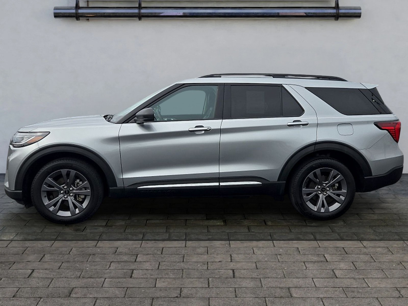 Certified 2025 Ford Explorer Active w/ Active Comfort Package AWD/4WD image 6