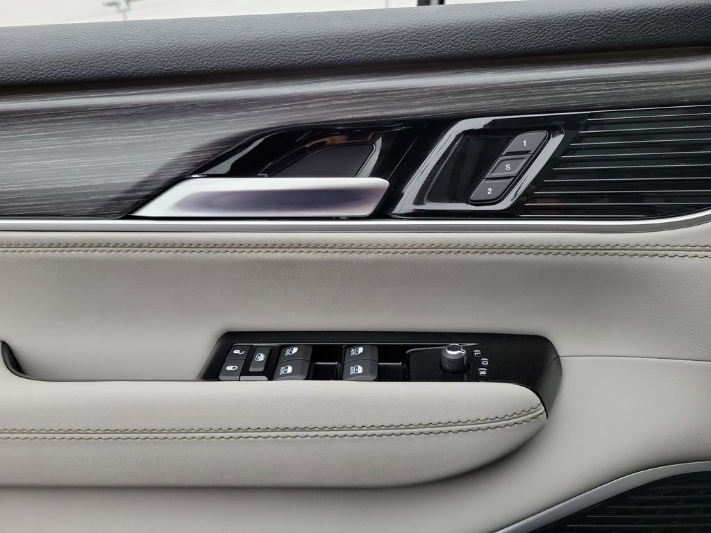 Used 2023 Jeep Wagoneer Series III w/ Premium Group I image 18