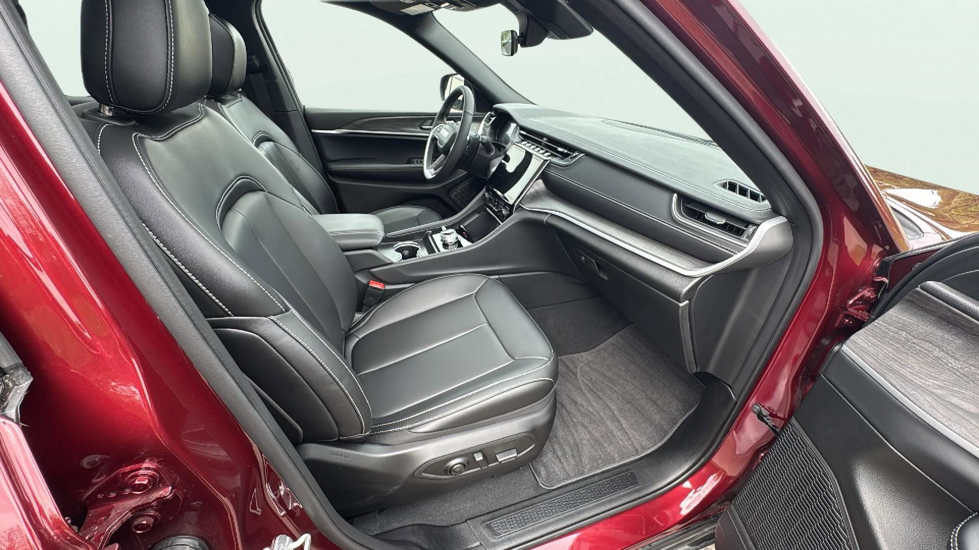 Used 2025 Jeep Grand Cherokee L Limited image 17