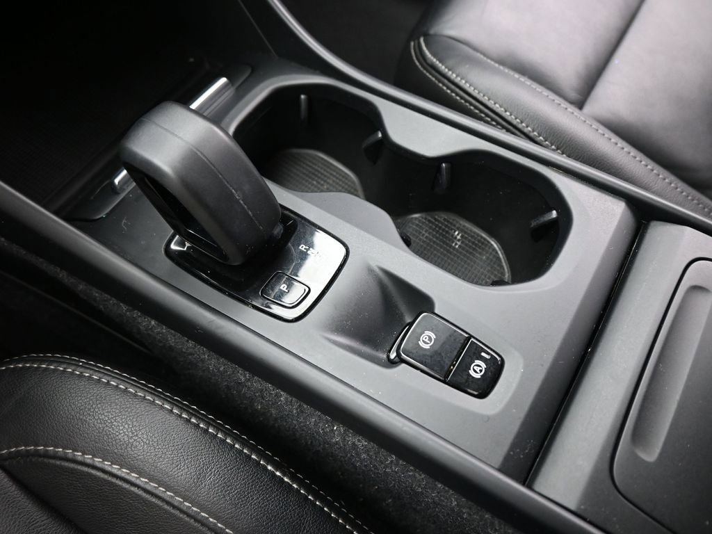 Used 2022 Volvo XC40 T5 Momentum image 15