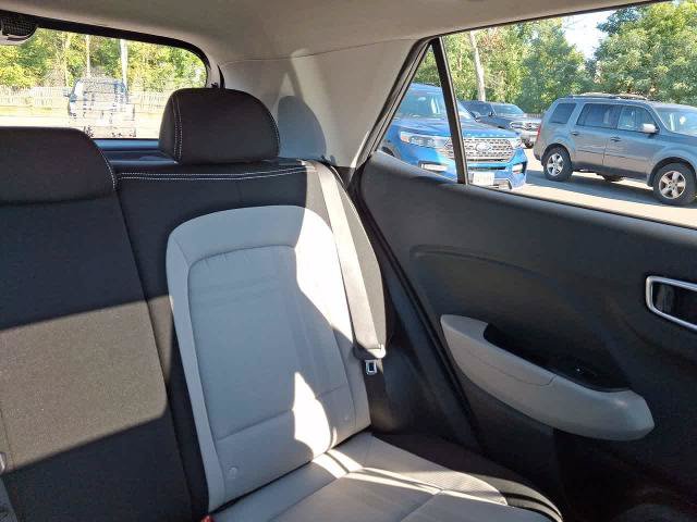 Used 2024 Hyundai Venue SEL FWD image 14