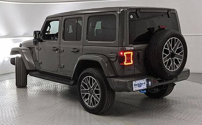 Used 2023 Jeep Wrangler Unlimited Sahara AWD/4WD image 4