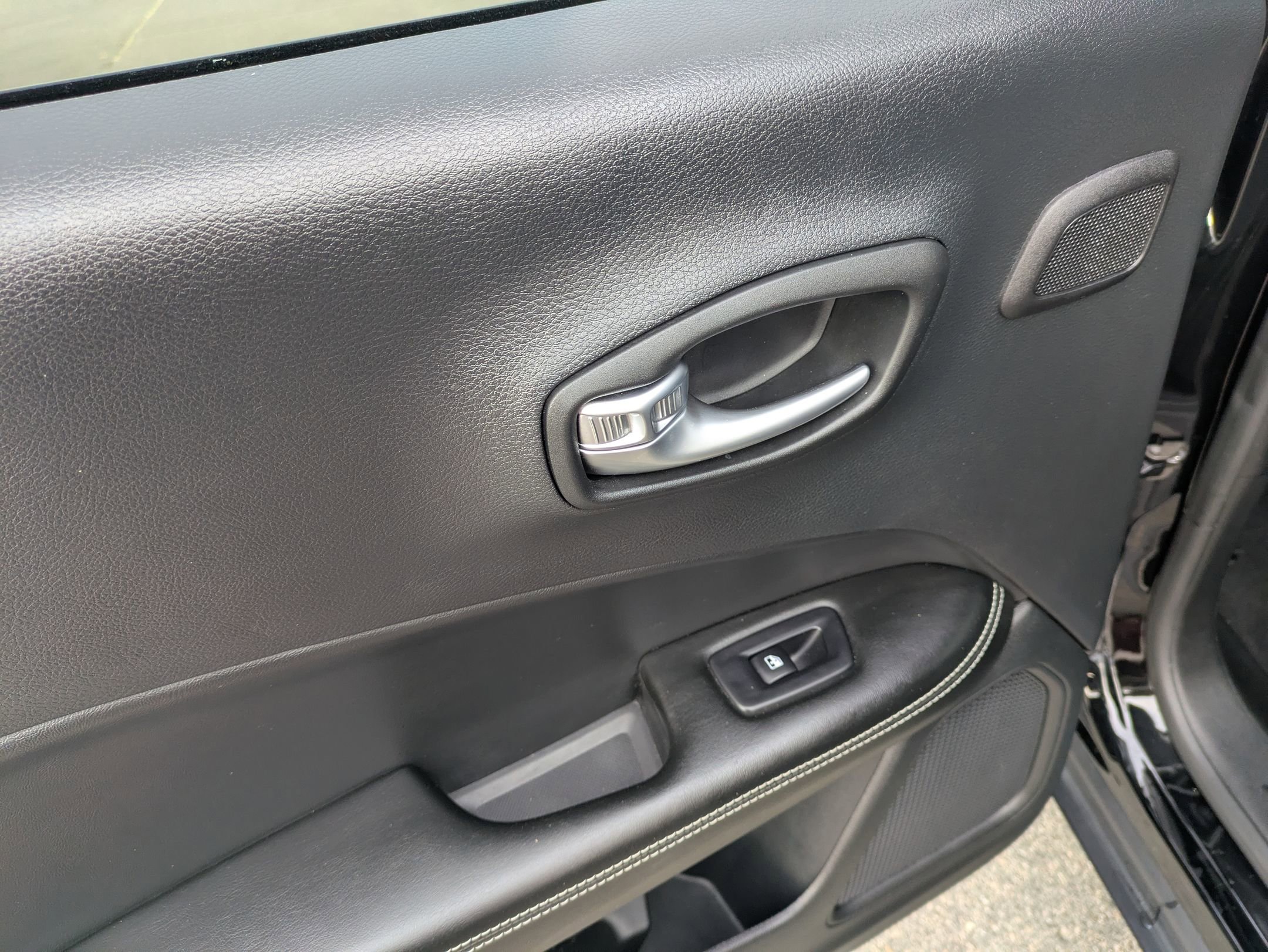 Used 2021 Jeep Compass Latitude w/ Sun and Sound Group image 28