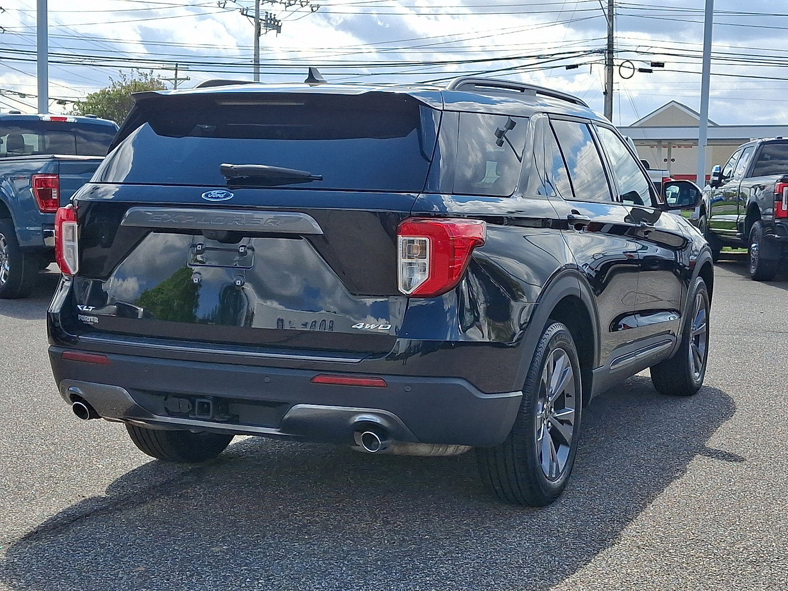 Certified 2023 Ford Explorer XLT w/ Equipment Group 202A AWD/4WD image 10