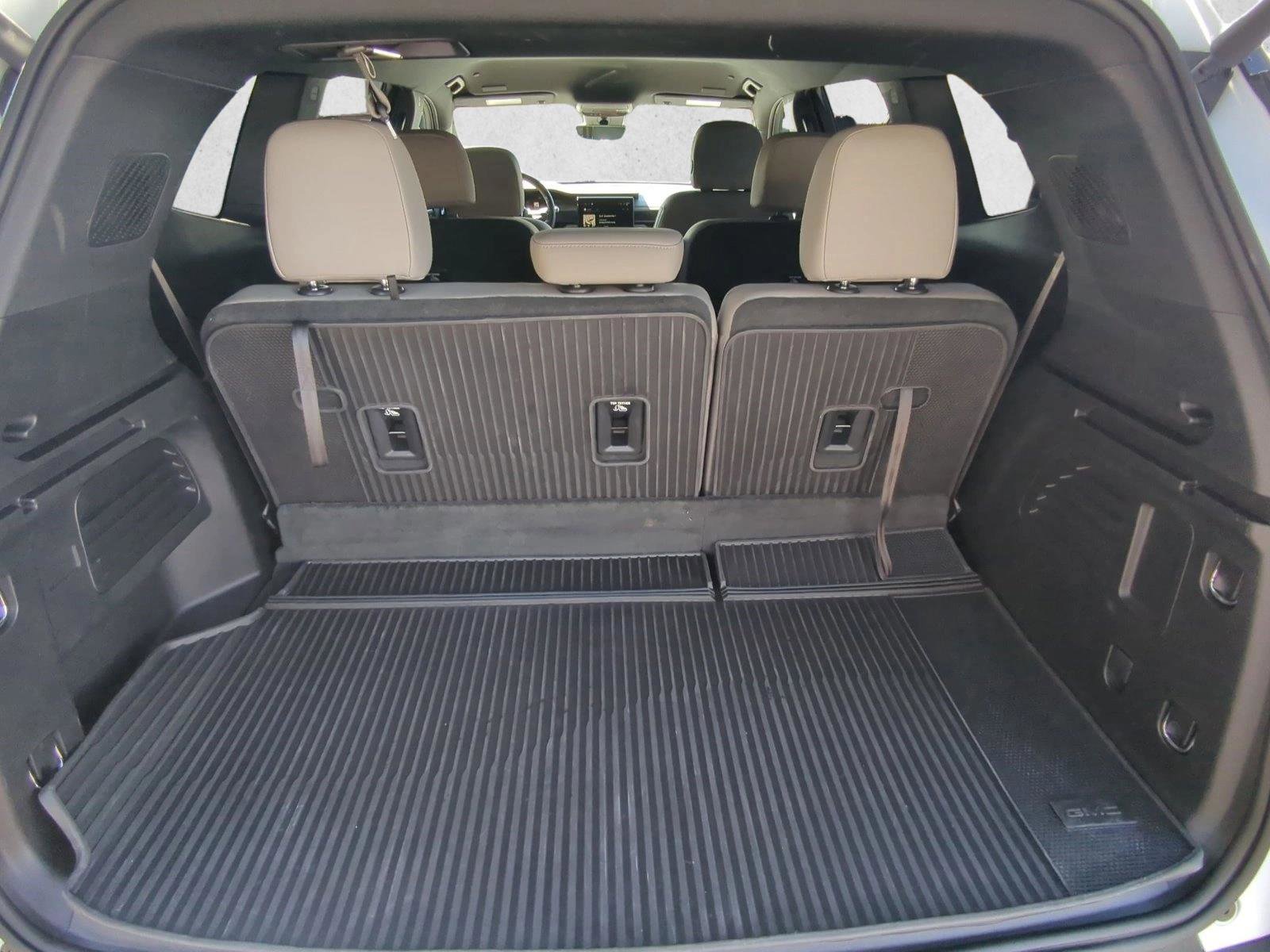 Used 2026 GMC Acadia Elevation w/ Elevation Premium Package FWD image 6