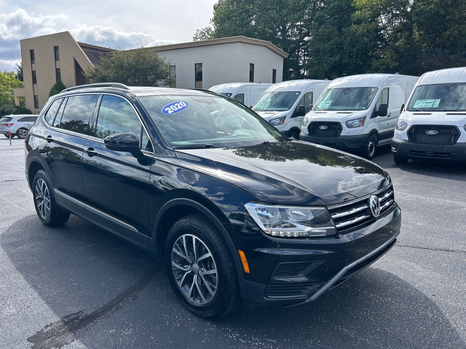 Used 2020 Volkswagen Tiguan SE w/ Panoramic Sunroof Package AWD/4WD image 3