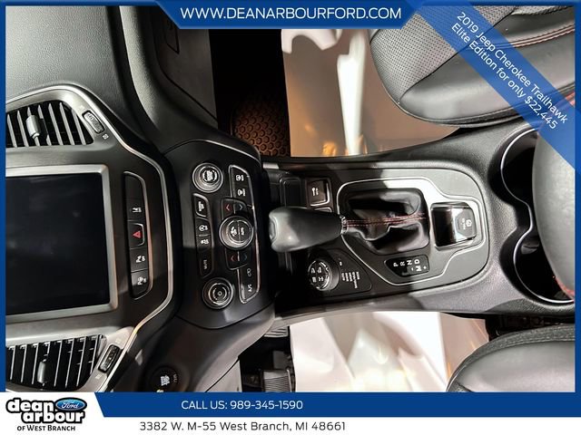 Used 2019 Jeep Cherokee Trailhawk AWD/4WD image 19