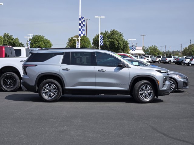 Used 2024 Chevrolet Traverse LT FWD image 3