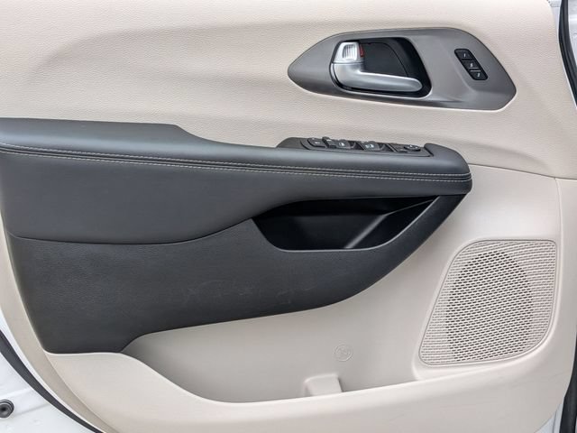 Used 2024 Chrysler Pacifica Touring-L FWD image 14