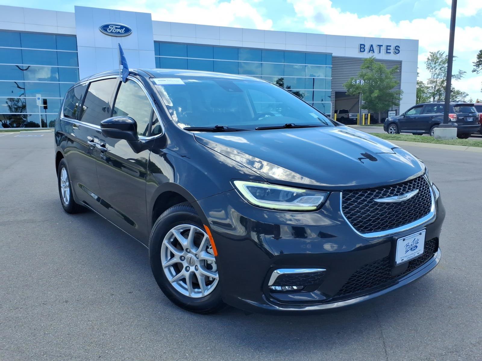 Used 2023 Chrysler Pacifica Touring-L FWD video 1