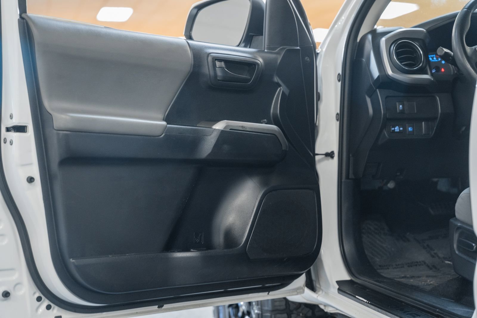 Used 2020 Toyota Tacoma SR5 image 38