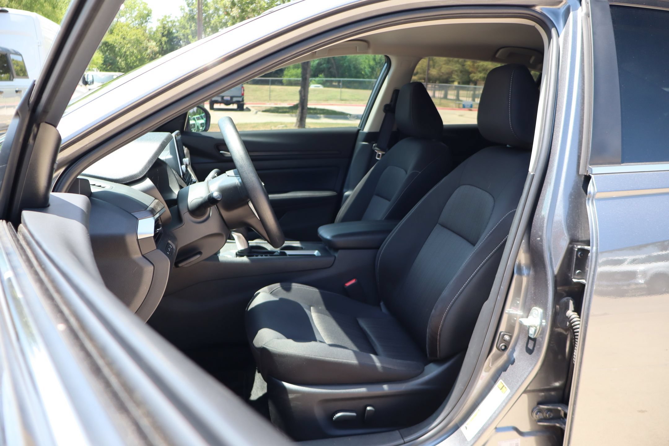 Used 2025 Nissan Altima 2.5 SV FWD image 11