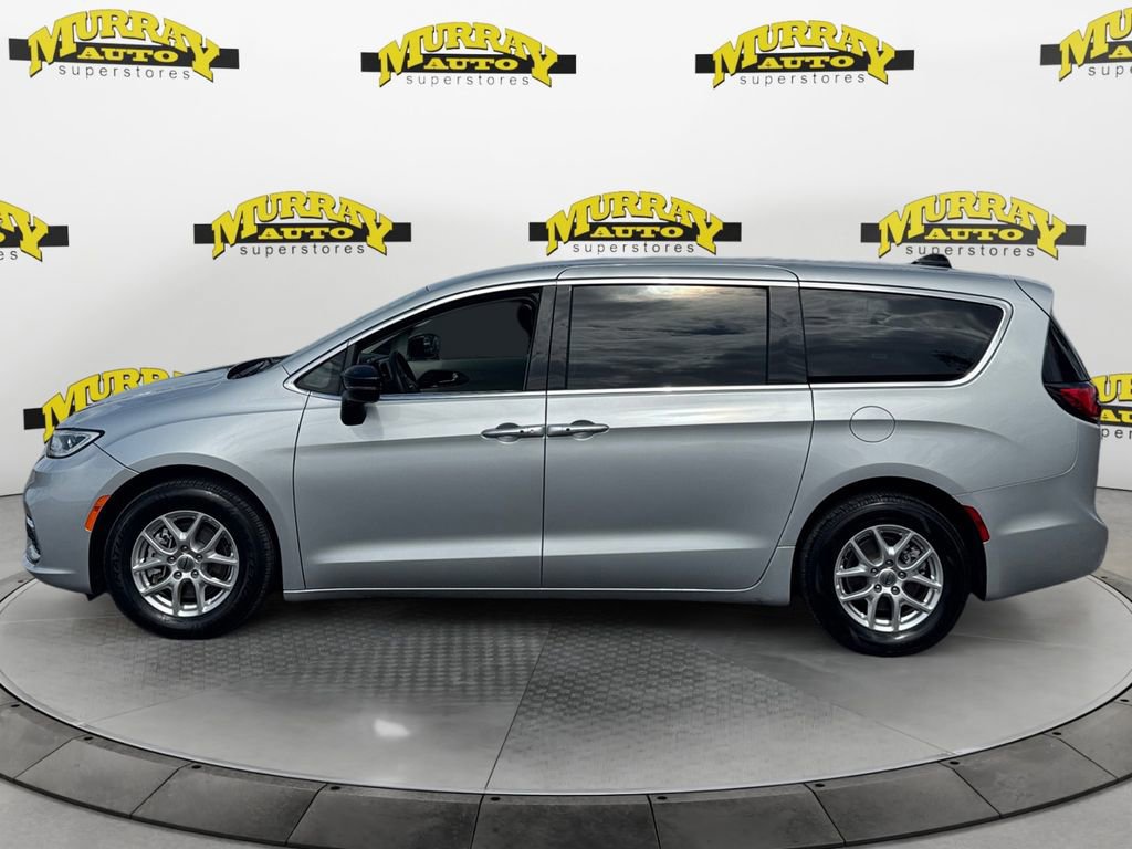 Used 2024 Chrysler Pacifica Touring-L image 2