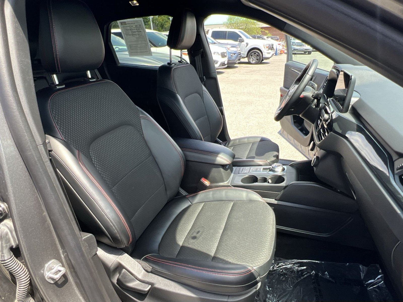 Certified 2025 Ford Escape ST-Line Select AWD/4WD image 33
