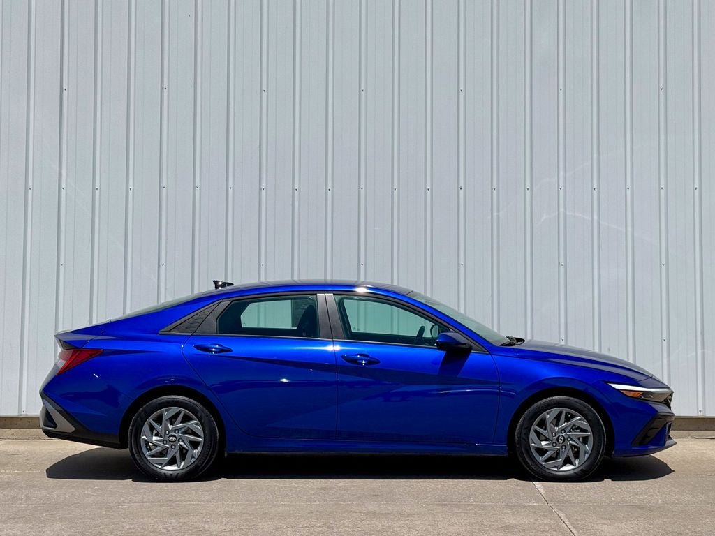 Used 2025 Hyundai Elantra Hybrid FWD image 7