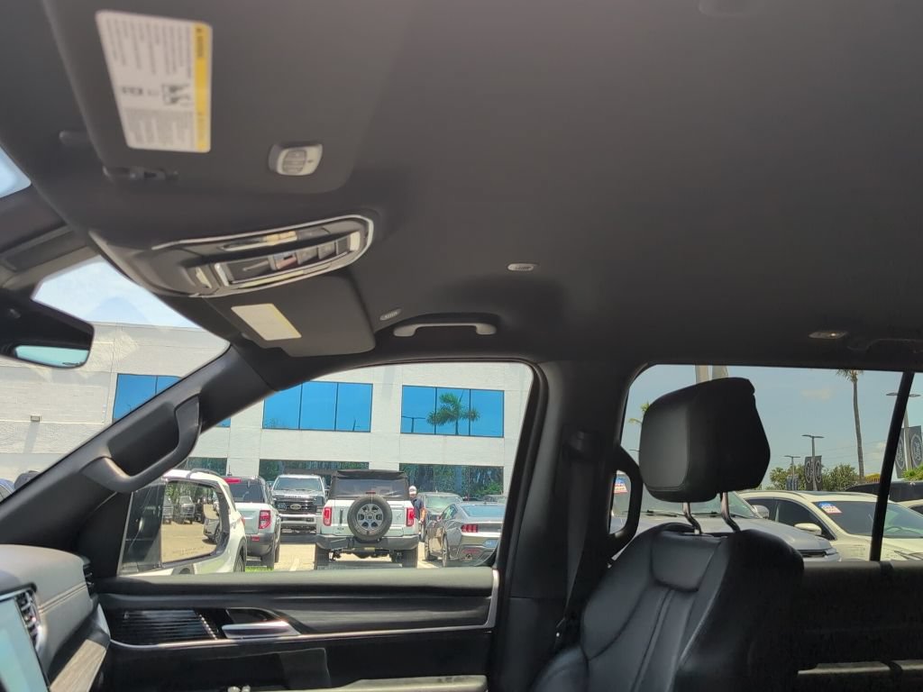 Used 2024 Jeep Wagoneer L Series II RWD image 10
