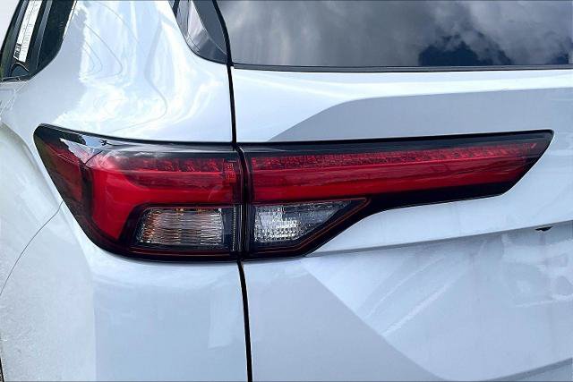 Used 2024 Mitsubishi Outlander AWD image 30