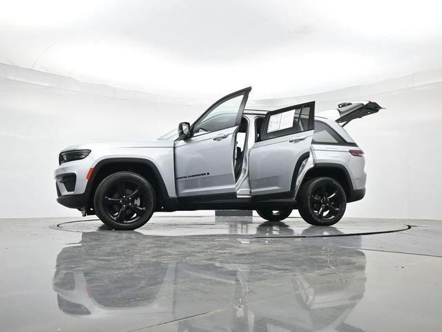 Used 2024 Jeep Grand Cherokee Altitude AWD/4WD image 52