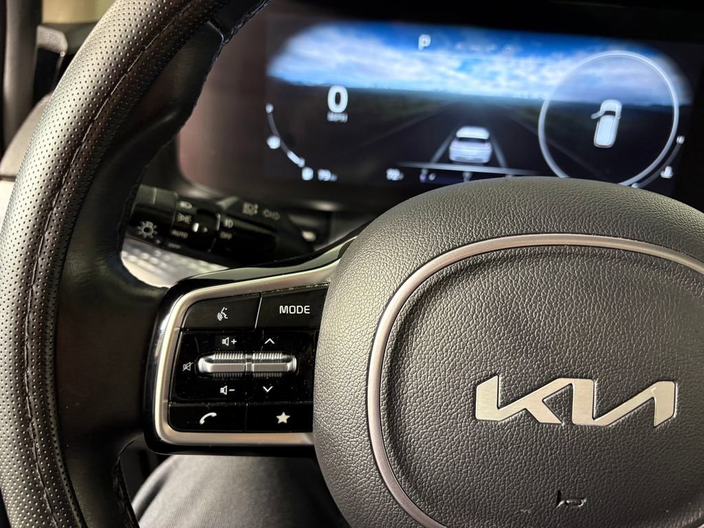 Used 2023 Kia Carnival SX Prestige image 23