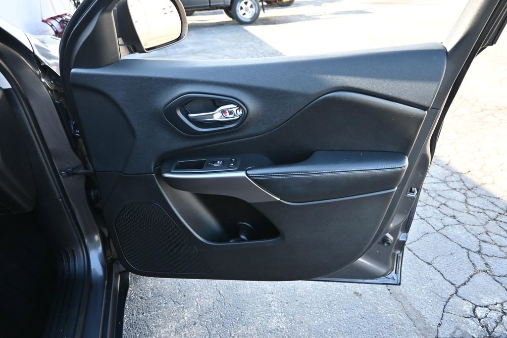Used 2019 Jeep Cherokee Latitude Plus w/ Comfort/Convenience Group AWD/4WD image 22