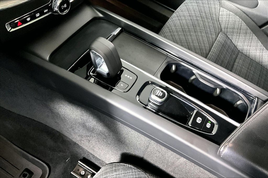 Used 2022 Volvo XC60 B5 Momentum FWD image 17