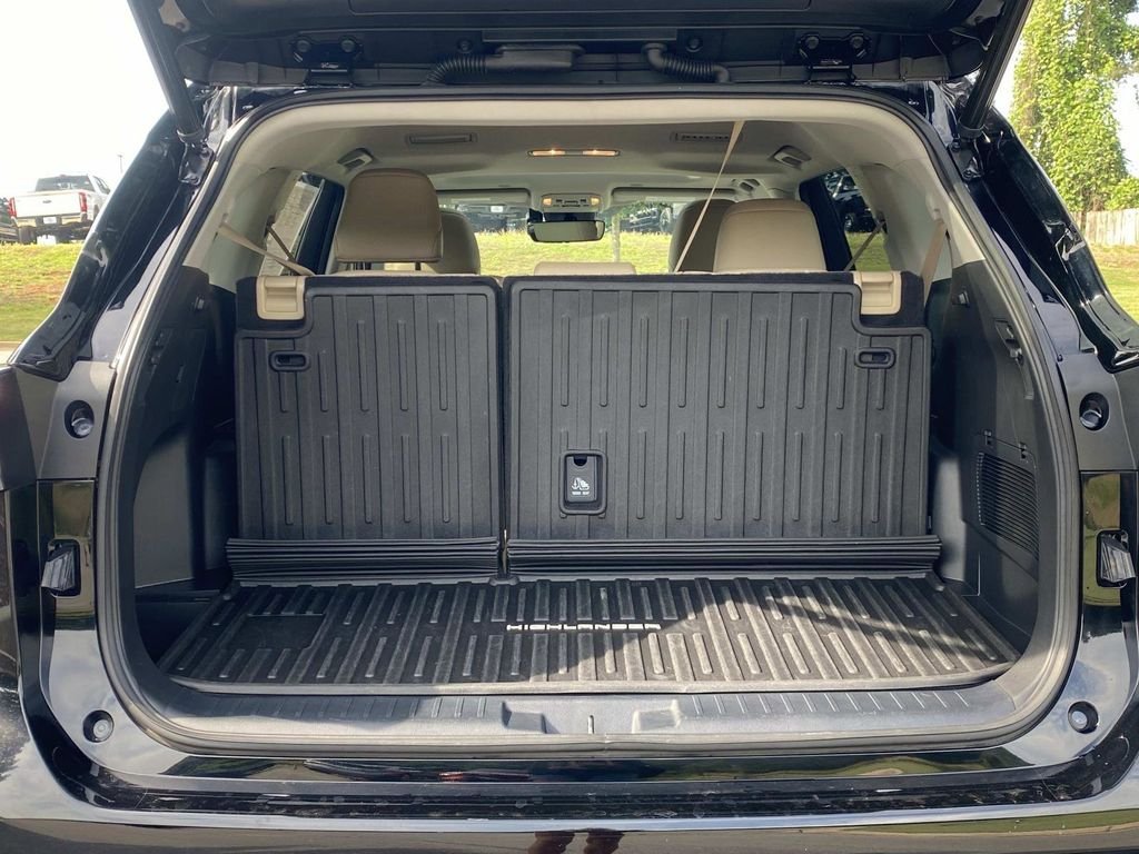 Used 2023 Toyota Highlander XLE FWD image 9