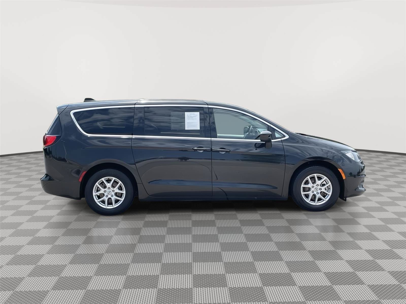 Used 2022 Chrysler Voyager LX FWD image 6