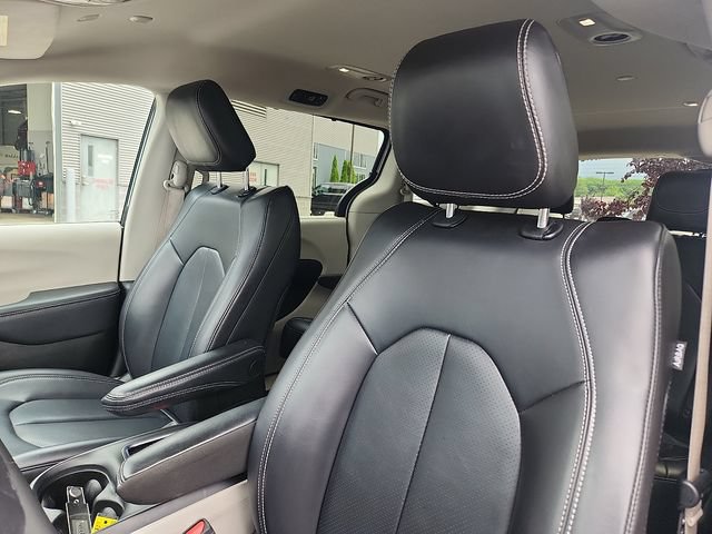 Used 2023 Chrysler Pacifica Touring-L FWD image 21