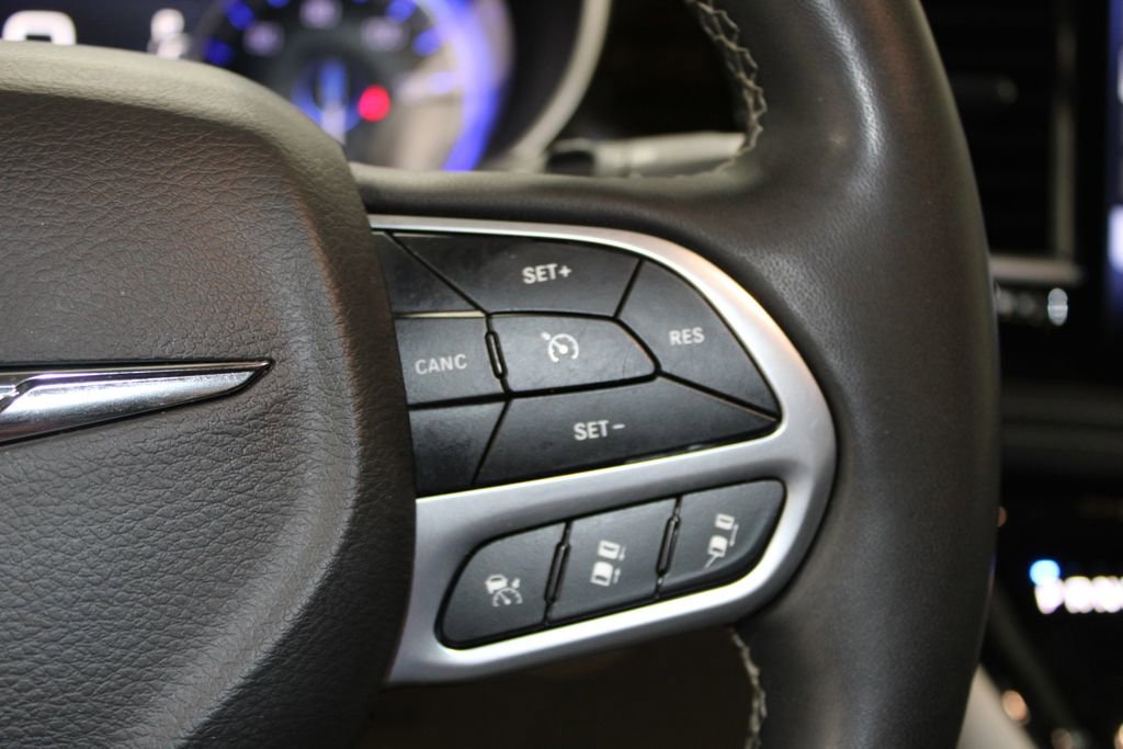 Used 2023 Chrysler Pacifica Limited FWD image 43