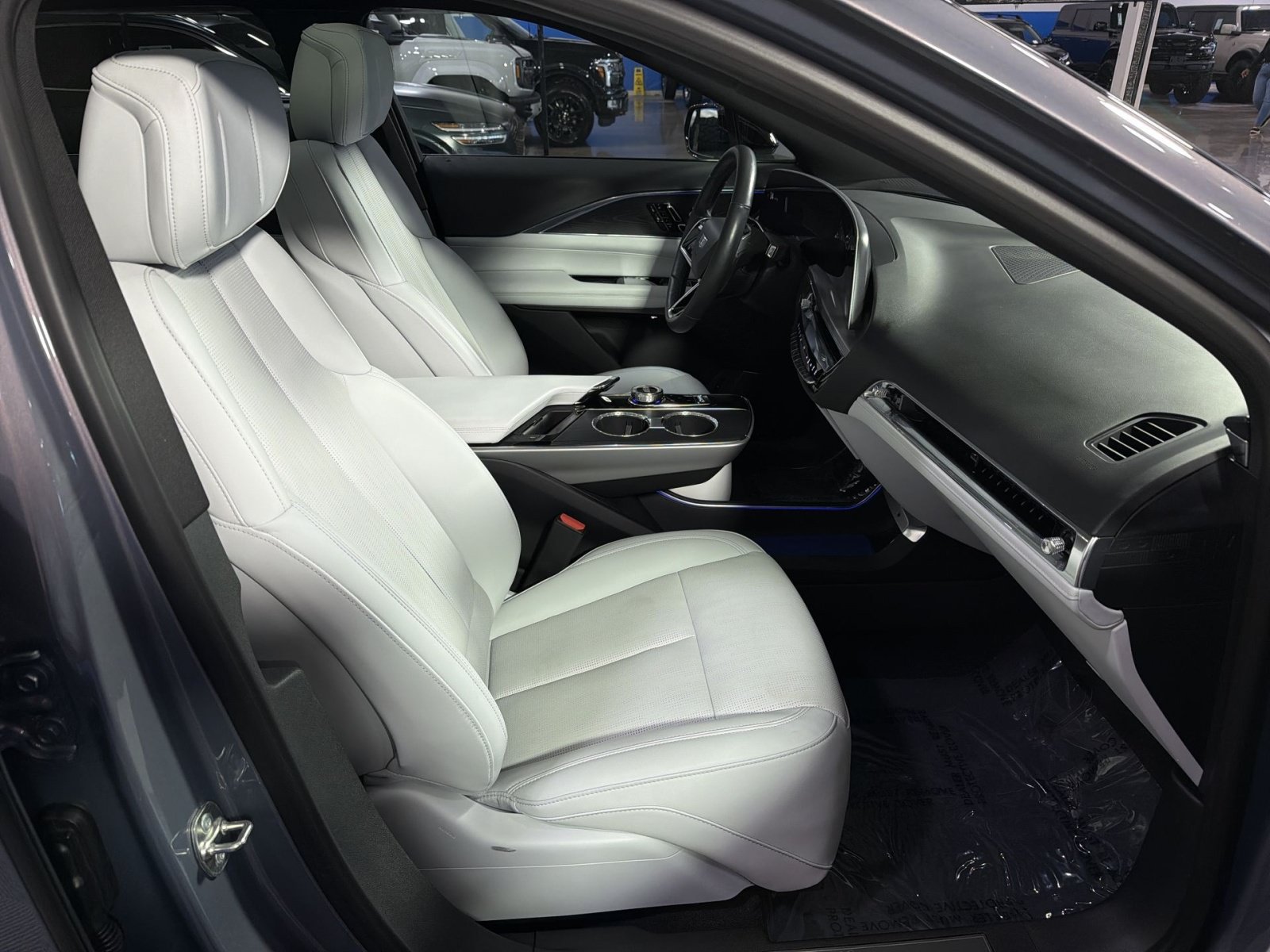 Used 2024 Cadillac Lyriq Luxury AWD/4WD image 24
