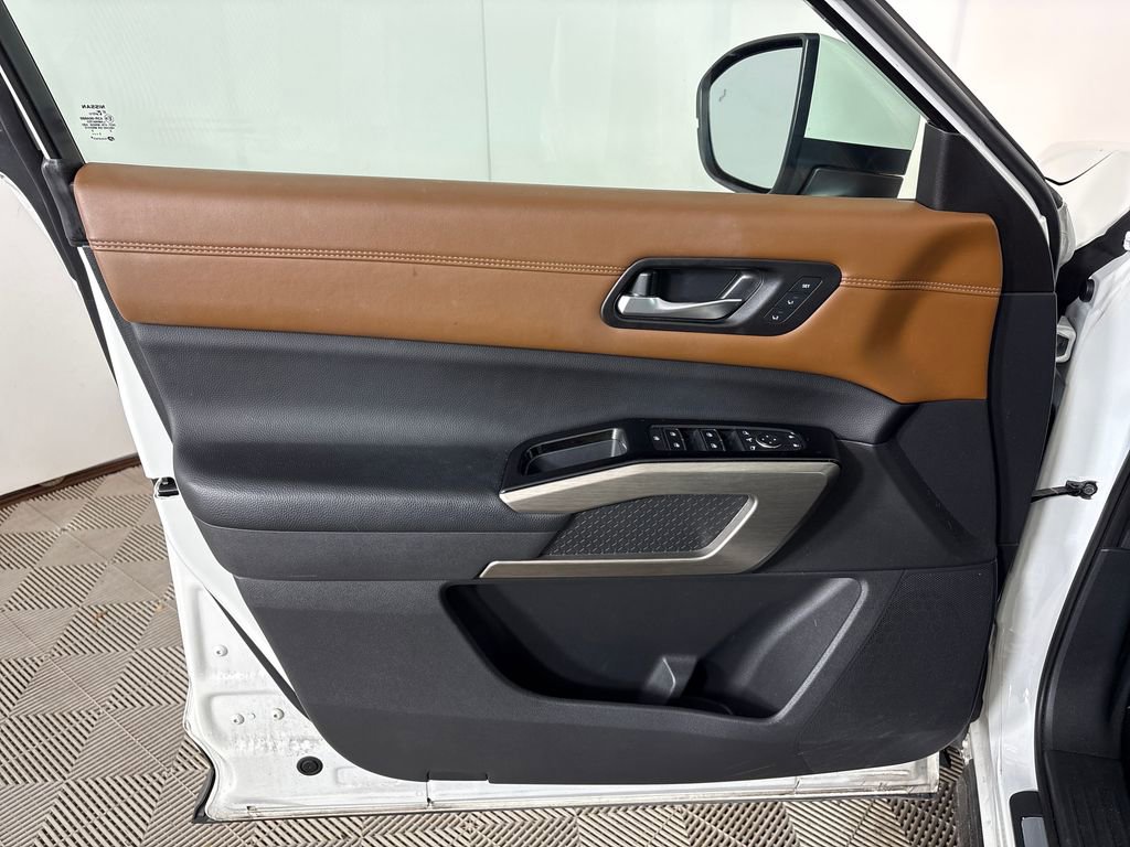 Used 2023 Nissan Pathfinder Platinum FWD image 16
