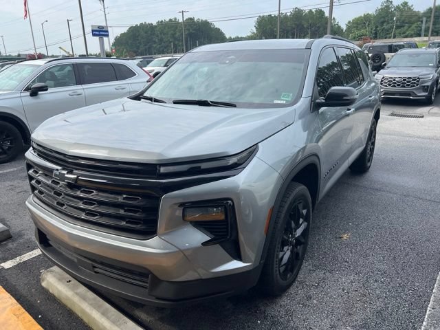 Used 2025 Chevrolet Traverse LT w/ Midnight/Sport Edition FWD image 3