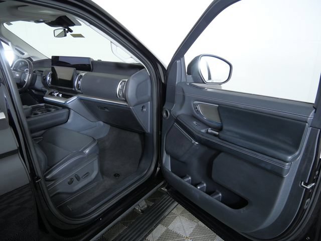 Certified 2025 Ford Expedition Platinum w/ Driver's Package AWD/4WD image 12