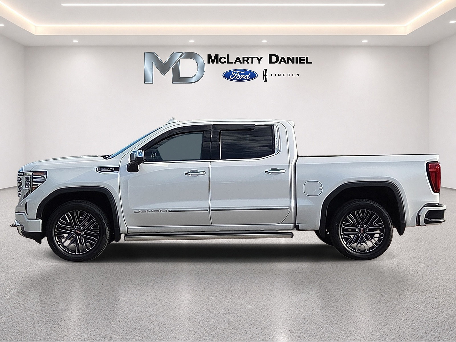 Used 2024 GMC Sierra 1500 Denali w/ Denali Reserve Package AWD/4WD image 3