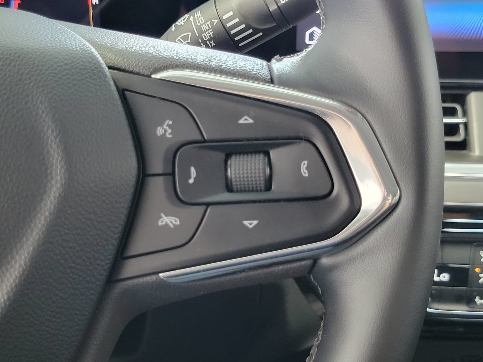 Used 2024 Chevrolet Trax ACTIV w/ Driver Confidence Package FWD image 17