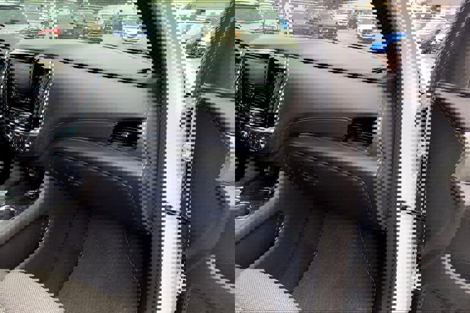 Used 2023 Chevrolet Traverse LT w/ Rear Camera Mirror Package image 18