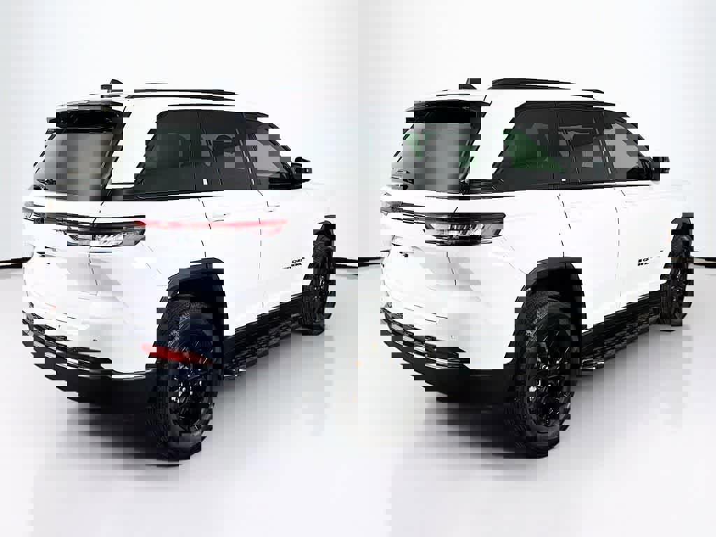 Used 2024 Jeep Grand Cherokee Altitude image 5