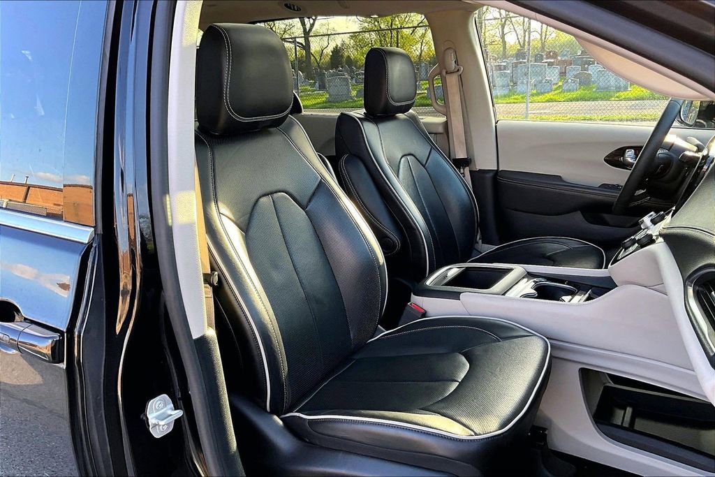 Used 2024 Chrysler Pacifica Limited FWD image 7