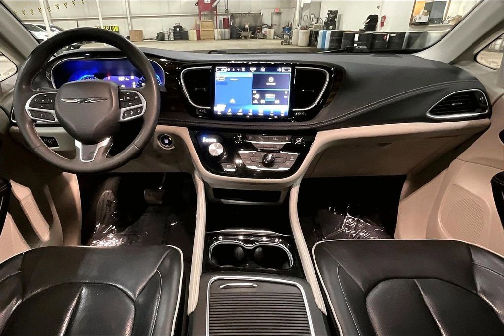 Used 2023 Chrysler Pacifica Limited image 14