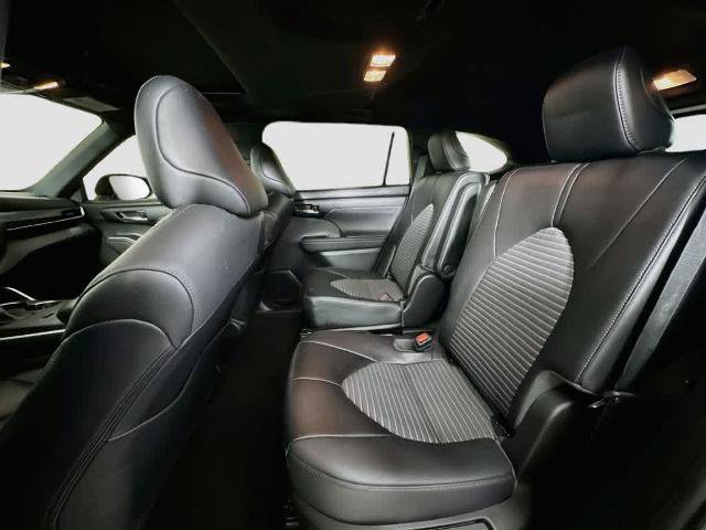 Used 2023 Toyota Highlander XSE FWD image 14