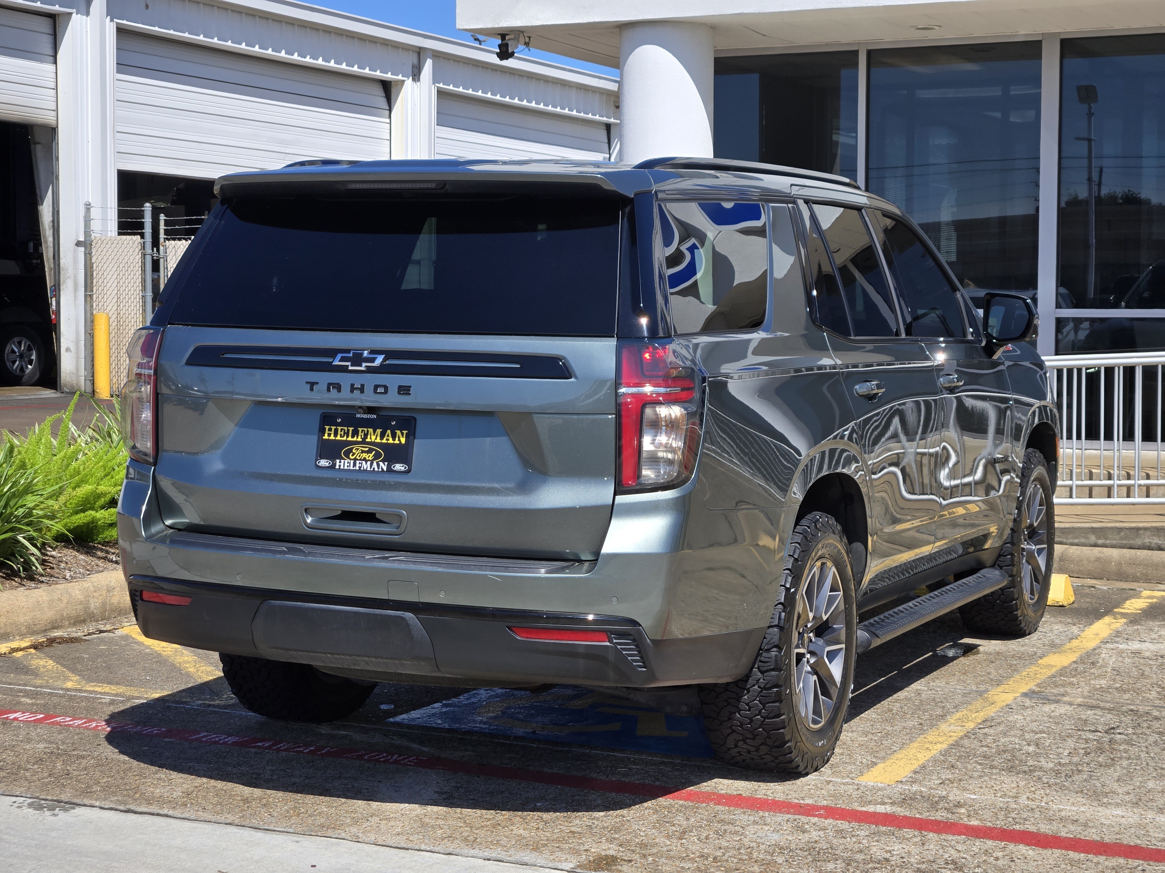 Used 2023 Chevrolet Tahoe Z71 w/ Luxury Package AWD/4WD image 4