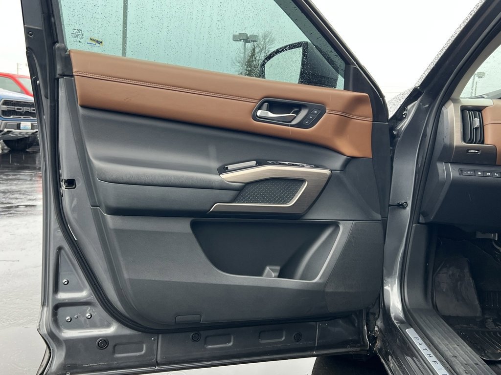 Used 2023 Nissan Pathfinder Platinum image 11